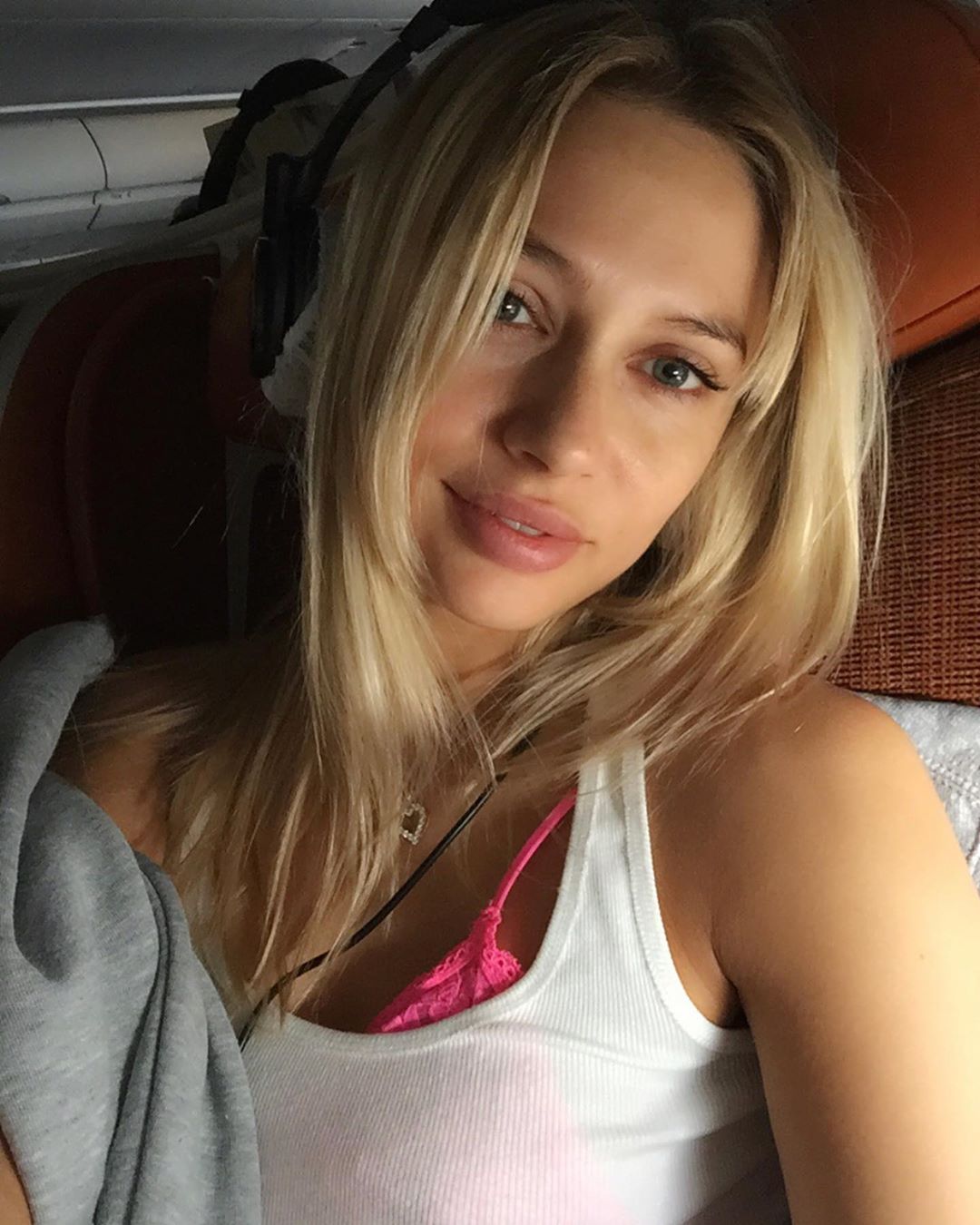 Natalia Rudova - Немножечко восспоминаний🤗 Без фильтров , все настоящее.. Душа моя..
 Фото под номерами :
1. У меня на фото Разбитое сердце..
2. Мне 12 это соседская собака.
3. Мне 16 и я 2-й раз в Мо...