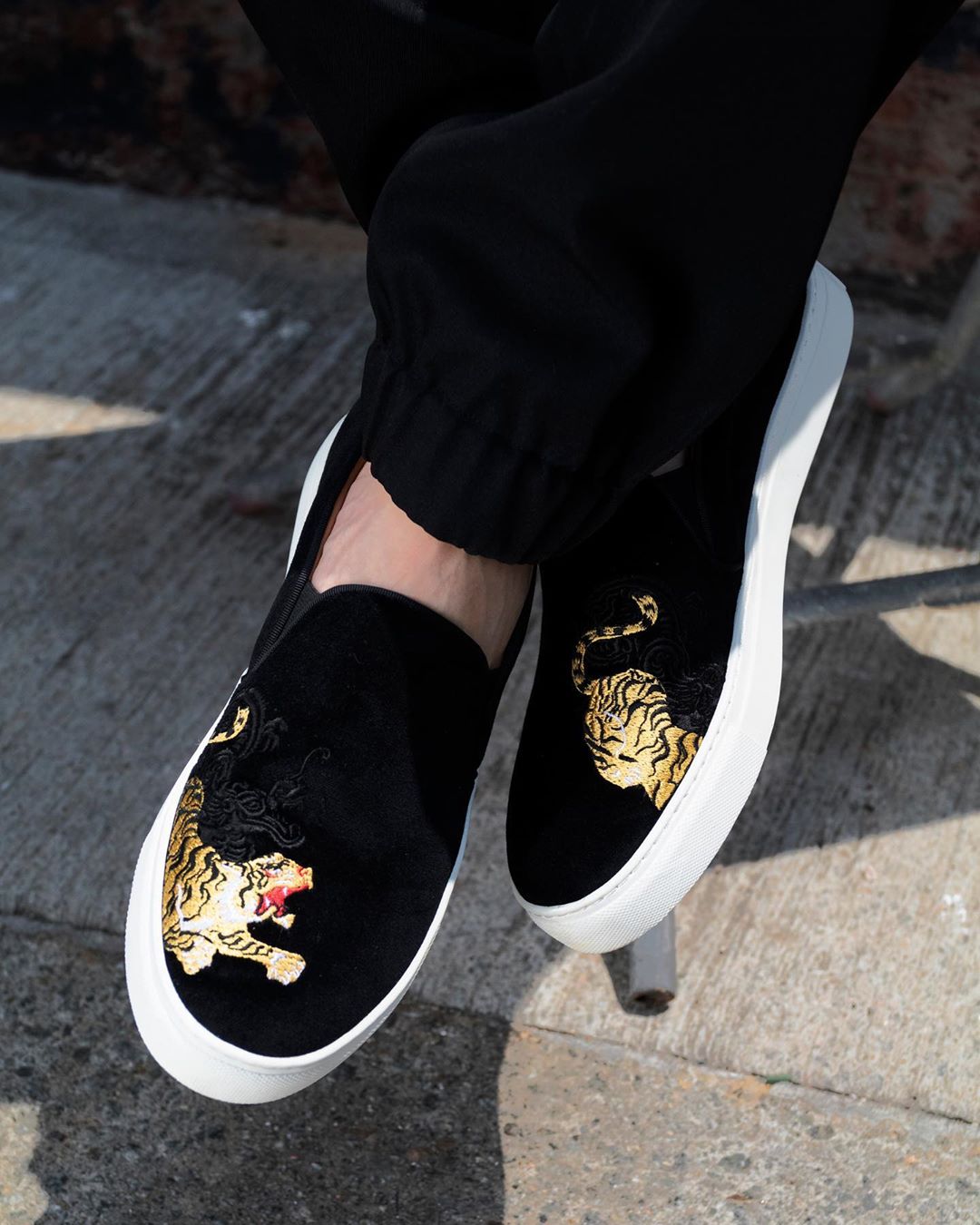 Shanghai Tang - The comfiest slip-ons to blend in and stand out.

如履雲上

#ShanghaiTang #滩海上 #SHT⁠ #SHTFootwear #BingXuforSHT ⁠⠀