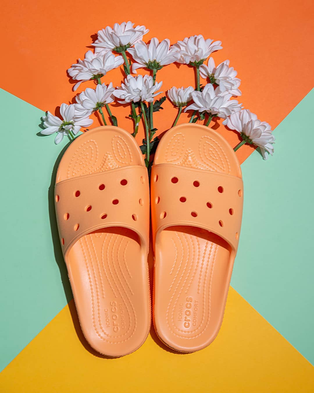 Crocs Russia - Розы красные, фиалки синие, а твои Crocs Classic Slide самые красивые 🧡
⠀
#crocs #crocsru #крокс