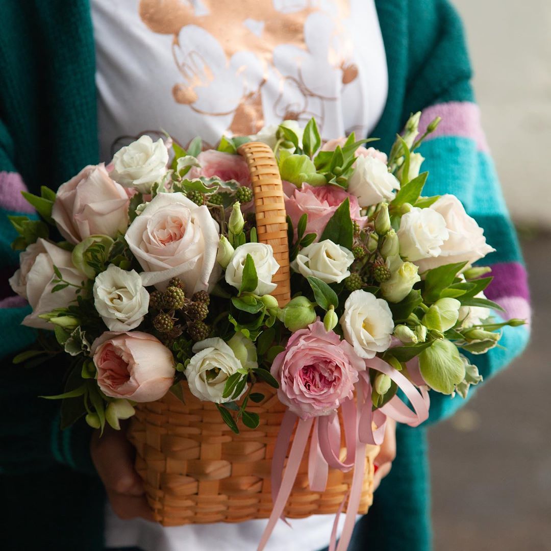 AMF.ru Доставляем радость - Летнего настроения💕 #корзиасцветами #доставкацветовмосква #цветы #пионовидныерозы #подарки