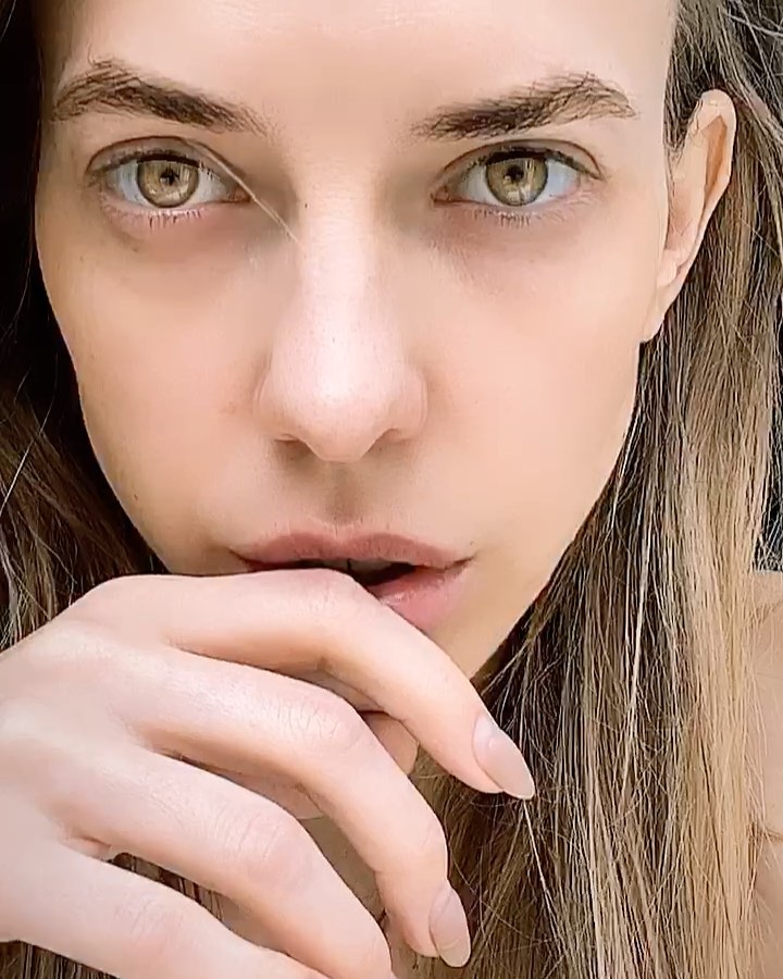  - Обнаружила у себя лёгкое косоглазие и заметную потерю зрения 🤦🏼‍♀️ уверена, из-за того ,что на карантине на глаза очень большая нагрузка : читает ,смотреть ,телефон ..!!!!
Как вы даёте своим глазам...