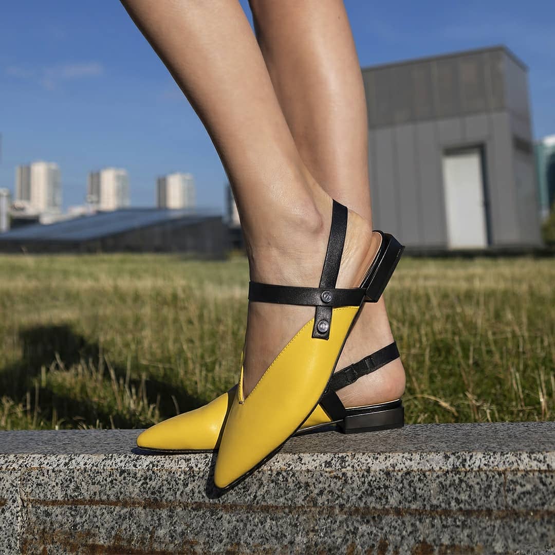 TERVOLINA - Глубокий V-образный вырез – уже классика для одежды, но свежее и нестандартное решение для обуви. Он визуально вытягивает ногу, делает стопу более изящной и добавляет даже базовой модели и...