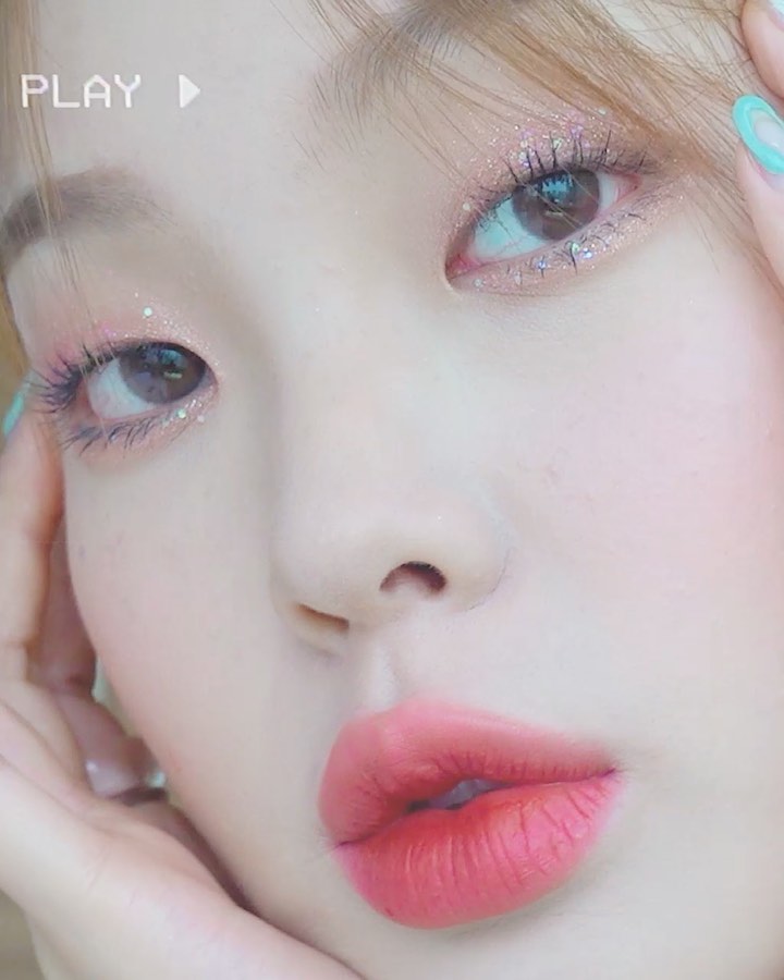 투쿨포스쿨 - 내 취향 존중구역,
투쿨포스쿨 #태그라인
'겉보속촉 쿠션+정말...영롱반짝 글리터 섀도우
+ 제가 젤루 좋아하는 텍스쳐의 에어리 벨벳 틴트의 조합은
정말 *완벽슨 이에요-! '
- @yoo.xx #유스뷰티 (내취향탕탕)💛
⠀
#TAG_MY_TASTE
#YOO'S TASTE LOOK
💖LOOK1. 커버핏쿠션 2호+펄핏글리터1호 #스...