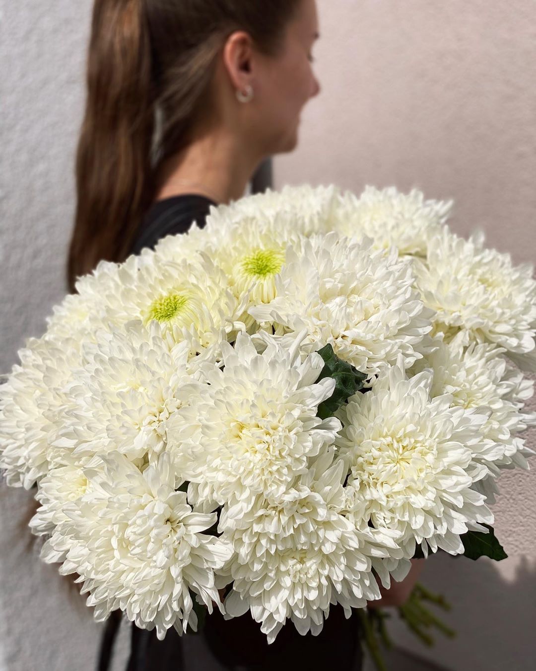 Гипермаркет цветов - Невинные, чистые, по-домашнему уютные белые хризантемы, как воспоминание о детстве, проведенном в деревенском доме у бабушки. Букет отлично подойдет в подарок родителям, пожилым...