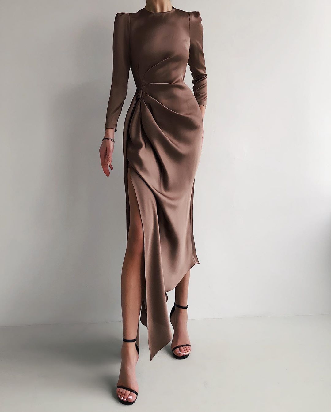LN-family.com - Платье ассиметричного кроя с разрезом и сборкой шоколадного оттенка. Такое платье примечательно тем, что оно подойдёт как для вечернего выхода в сочетании с высоким каблуком, так и для...