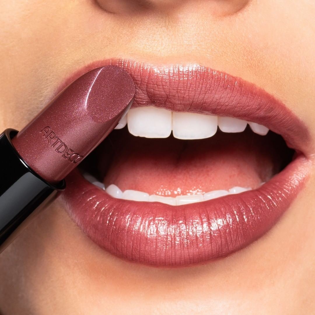 ARTDECO - Meet our Perfect Color Lipstick dark raspberry N°926. Comment 💄 below if you would like to try this shade.⠀⠀⠀⠀⠀⠀⠀⠀⠀
⠀⠀⠀⠀⠀⠀⠀⠀⠀
#artdecocosmetics #lipstick #lips #mua #lippenstift #lipswatch #...