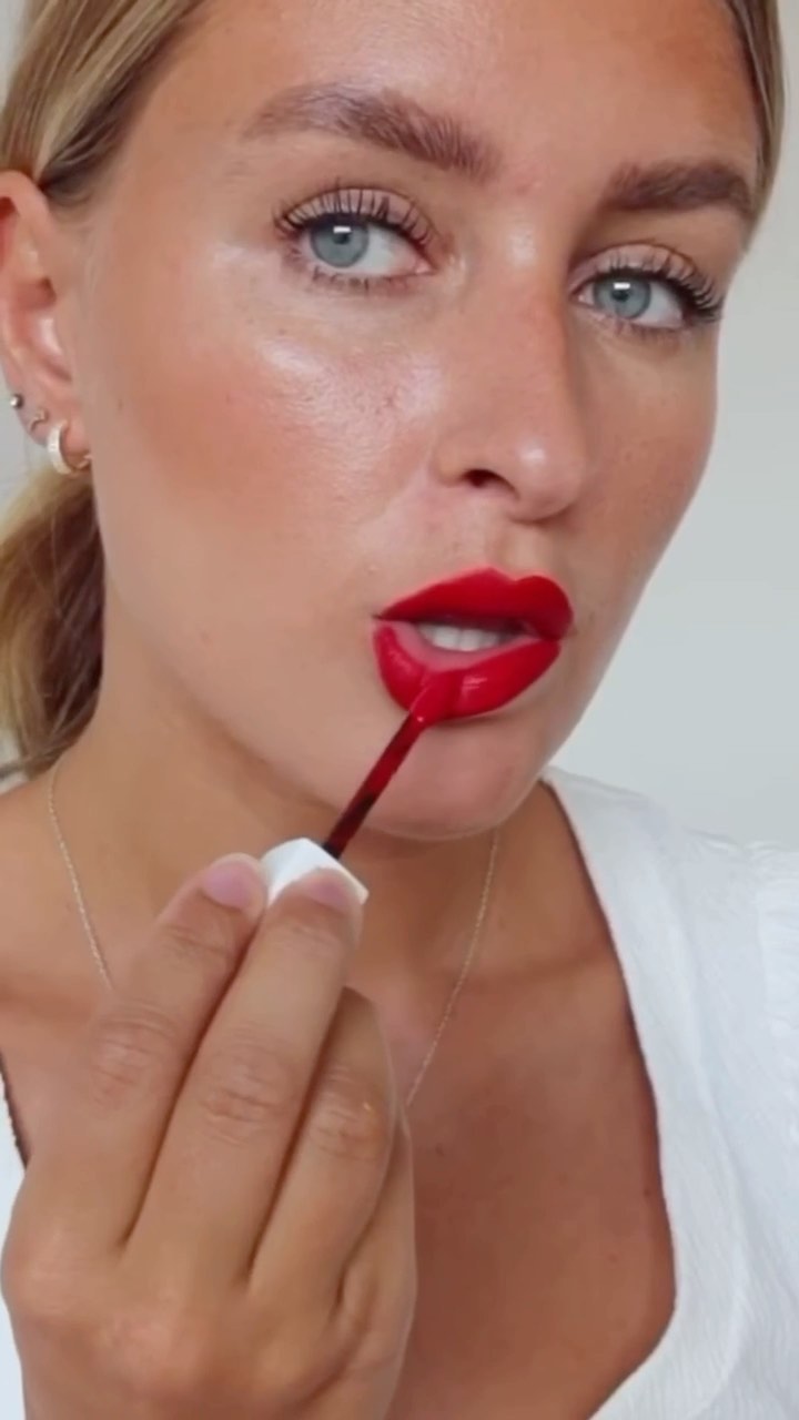 Maybelline New York - Fry tested & approved!🍟 Our #superstaymatteink lipsticks stay on NO MATTER WHAT.😉 Comment a snack below that you think this lippie can’t beat & we’ll put it to the test!🥊 Here, @...