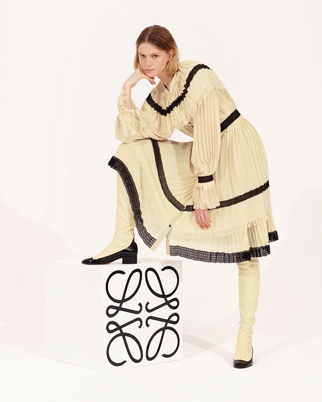 LOEWE - The LOEWE Fall Winter 2020 pre-collection is now available in store and on loewe.com

Doll-like day dresses, blouses and wide-legged trousers fan out in pleats, while coats are precisely tailo...
