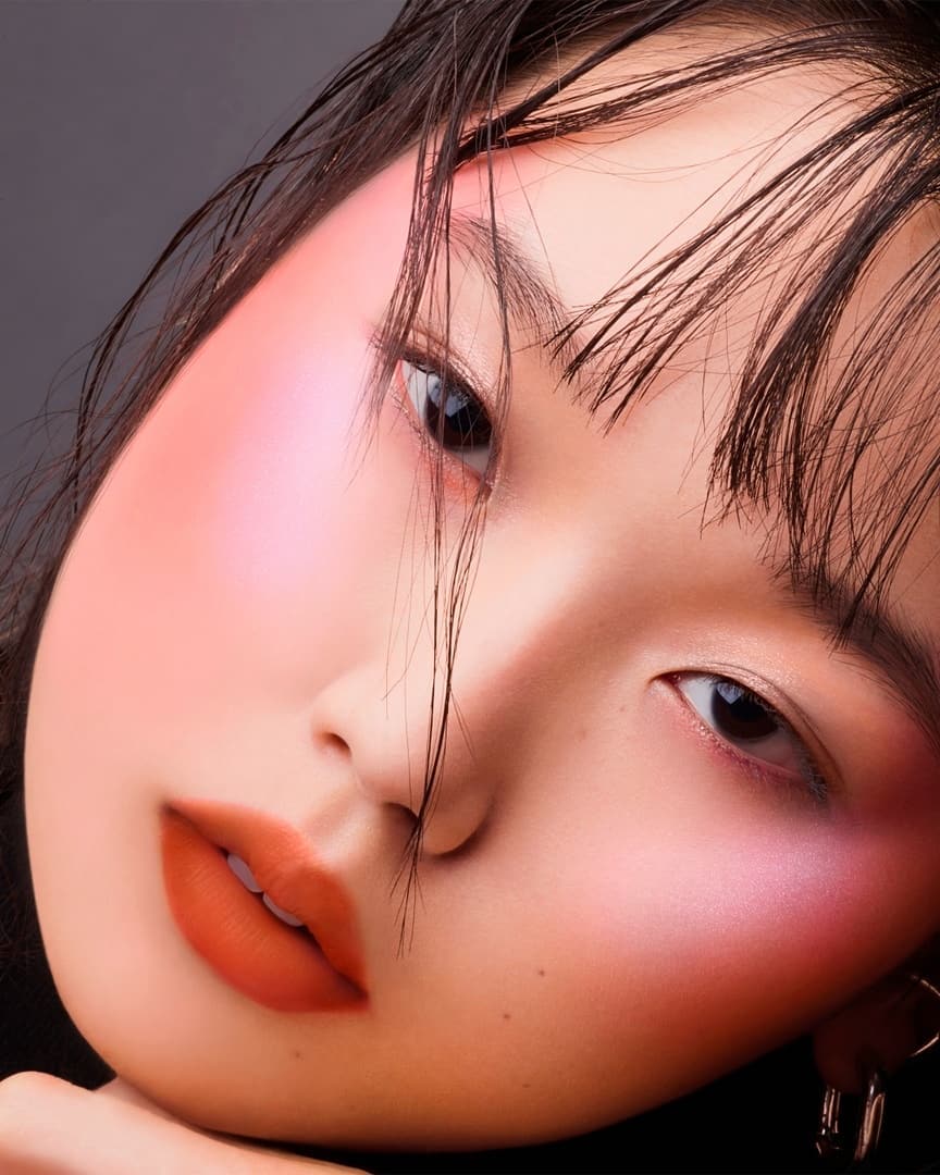 shu uemura - artist tips when using face colors: 🙌
1 - use vertical strokes to elongate the face, create the appearance of high cheekbones, and lend dramatic angularity to your features.
2 - a slightl...