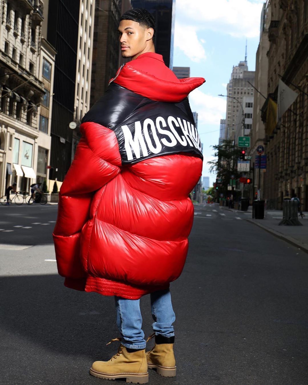 Moschino - #Repost @itsjeremyscott
・・・
BIG APPLE 🍎 BIG PUFFER @moschino @dangelorodriguezz @marco_ovando #moschino @nextmodels @samuelzakuto