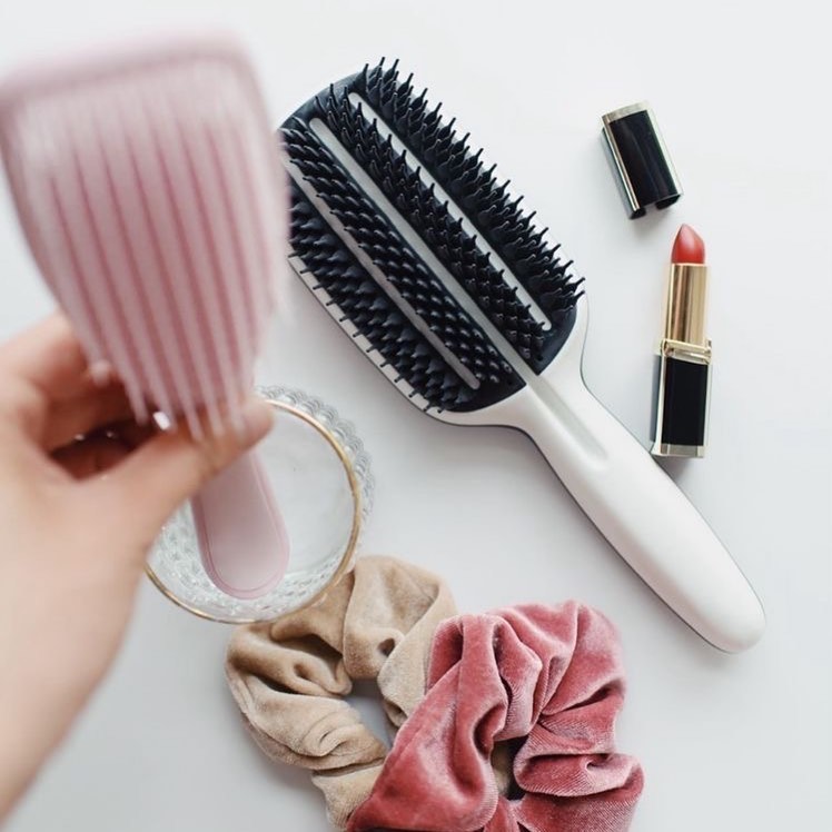 🌿Натуральная косметика - Моете ли вы расческу 😏?
⠀
Здоровье и красота волос зависят не только от образа жизни, рациона питания, качества шампуня, но еще от чистоты расчески.
⠀
Зачем ее мыть?
Вопрос ка...