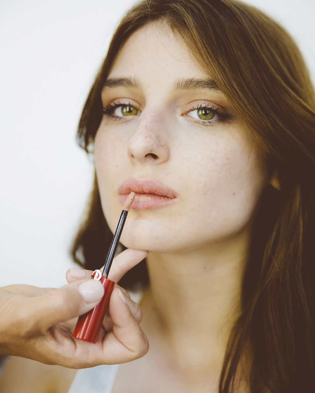 Armani beauty - Backstage with Alice Pagani for Emporio Armani 

Bringing an enigmatic touch to her beauty look for the @EmporioArmani Spring-Summer 2021 collection presentation, Alice Pagani wears LI...