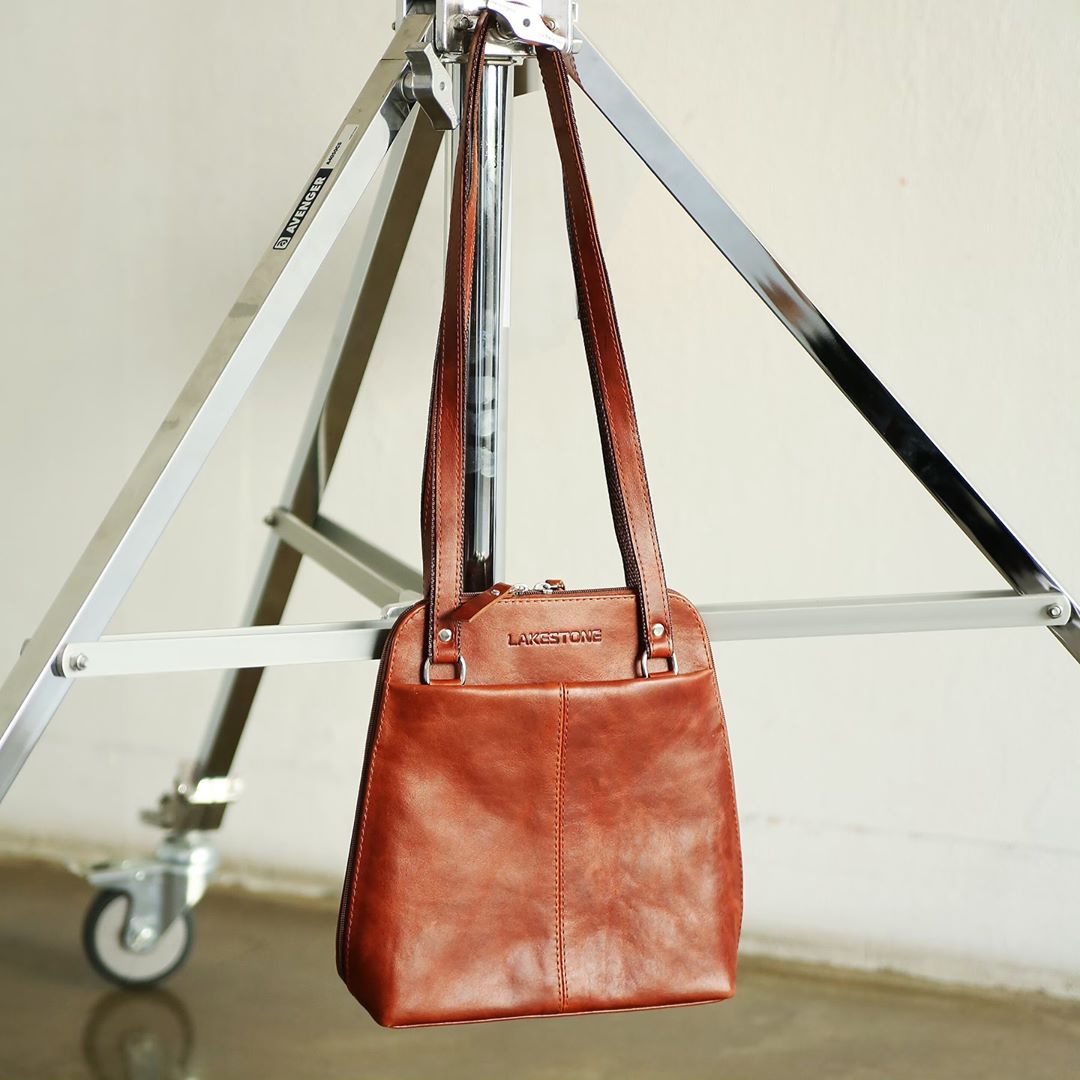 Мастерская • LAKESTONE • - А вы эксперементируете с формой сумок или предпочитаете классику? 💼
⠀
Сэтчел или сумка-сундучок (Satchel bag). Название выдает все секреты: прямоугольные формы, средний разм...