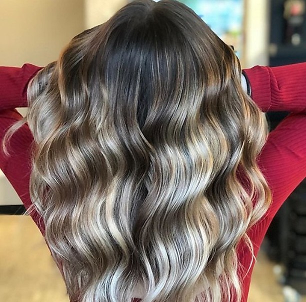 Schwarzkopf Professional - These highlights are just GLOWING ☀️
*Formula* 👉 @hairbyshawna_Russell lifted with #BLONDME Bond Enforcing Premium Lightener 9+ with 20 Vol. then toned with #IGORAVIBRANCE 7...