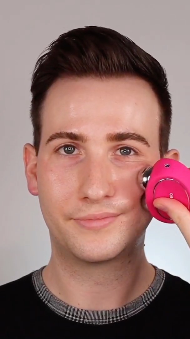 FOREO - Chris Luckham, our Education Specialist, tells you everything you need to know about using your new FOREO BEAR facial toning device 🐻

The device harnesses microcurrent & T-sonic pulsation tec...