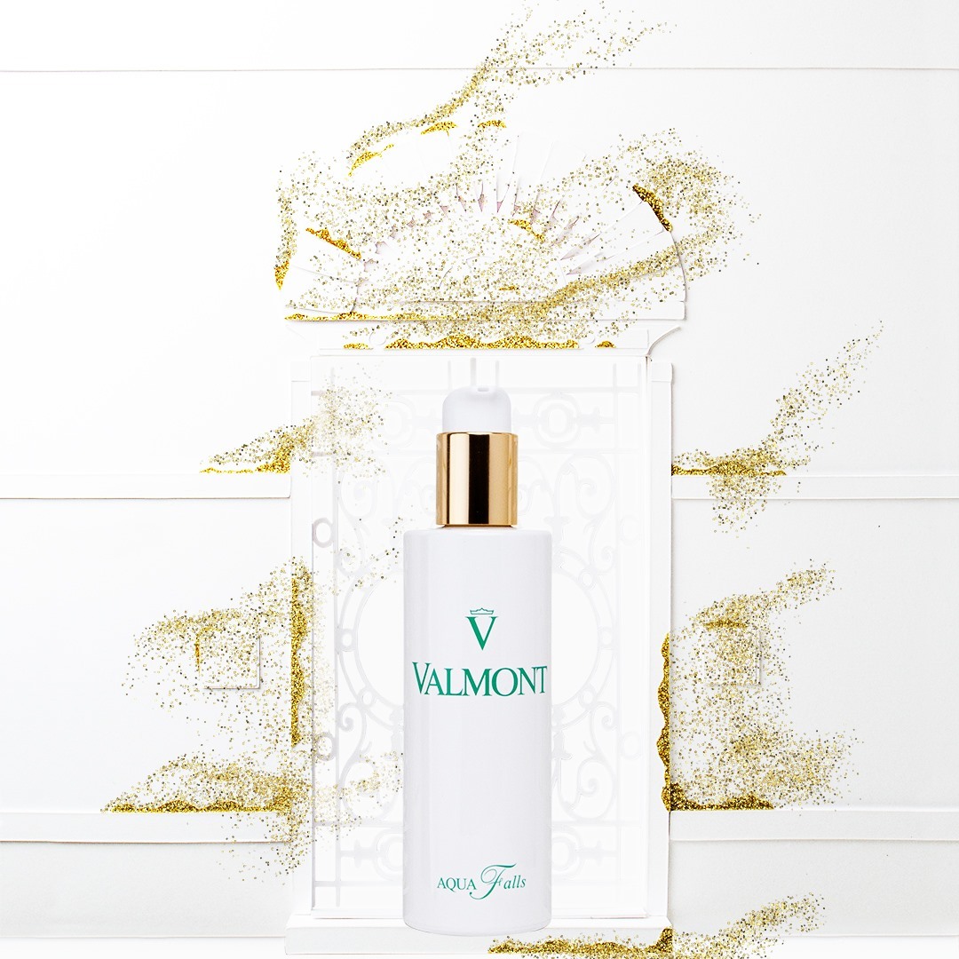 Valmont Official Account - Quick beauty fix or light makeup cleanse? Aqua Falls is yours! Enjoy every second of your festive season with this instant cleansing water, whose pre/probiotics formula will...