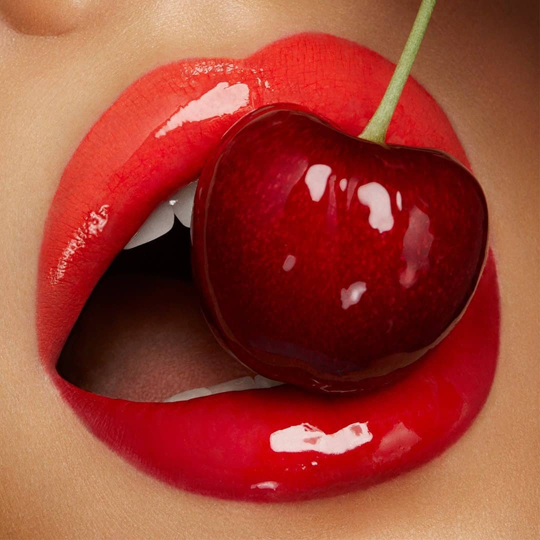 Kiko Milano Russia - Сочные оттенки с сияющим финишем 🍒

С обратной стороны помады Unlimited Double Touch находится прозрачный блеск, который преображает цвет и создает объемный эффект «жидкого стекла...