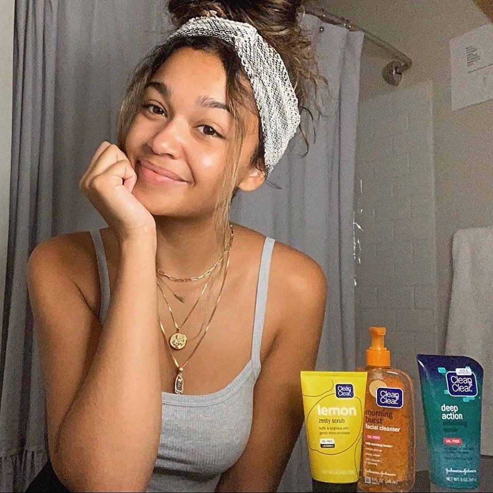 Clean & Clear - sometimes ya just gotta pose with ur products 💁 we don’t make the rulez