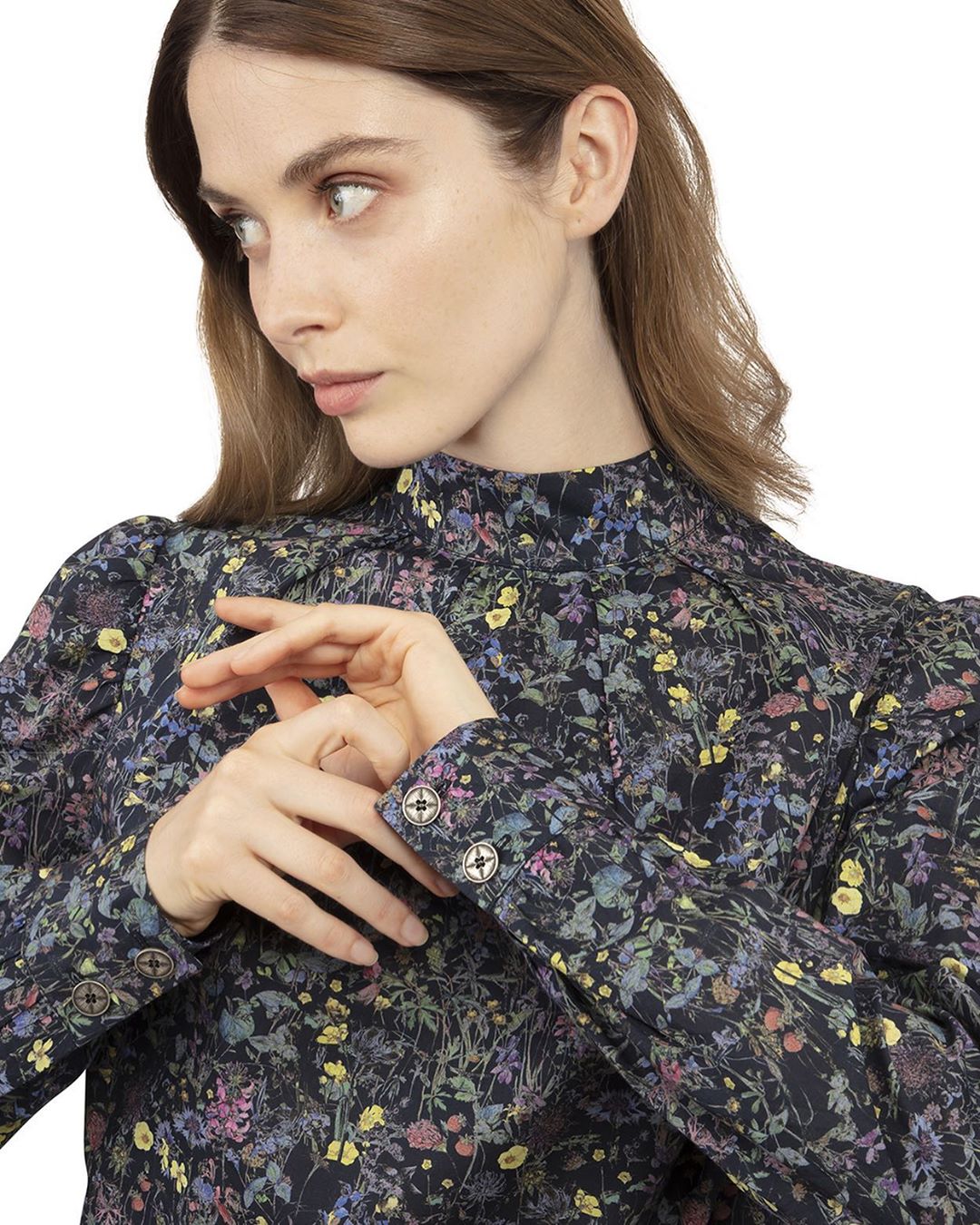 Cacharel - Détail de la blouse Zoe, col officer, en tissu Liberty imprimé « fleurs sauvages », 100% coton  #cacharel #cacharelparis #pretaporter #paris #parisienne #parisianstyle #tissuliberty #blou...