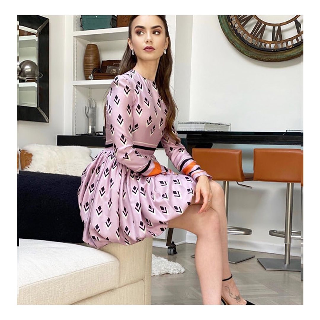 Valentino - For a press event for “Emily in Paris,” the series star, @lilyjcollins, was photographed in full Valentino looks.
GIF by @voguebrasil
#ValentinoNewsstand