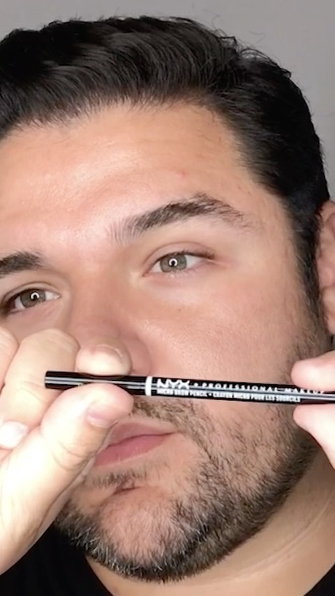 NYX Professional Makeup - Skip the salon & slay your arches at home! 🙌 Celeb MUA @josephcarrillo runs you through his quick brow routine for snatched, groomed brows ✨ Here's the breakdown:
🔹 Micro Bro...
