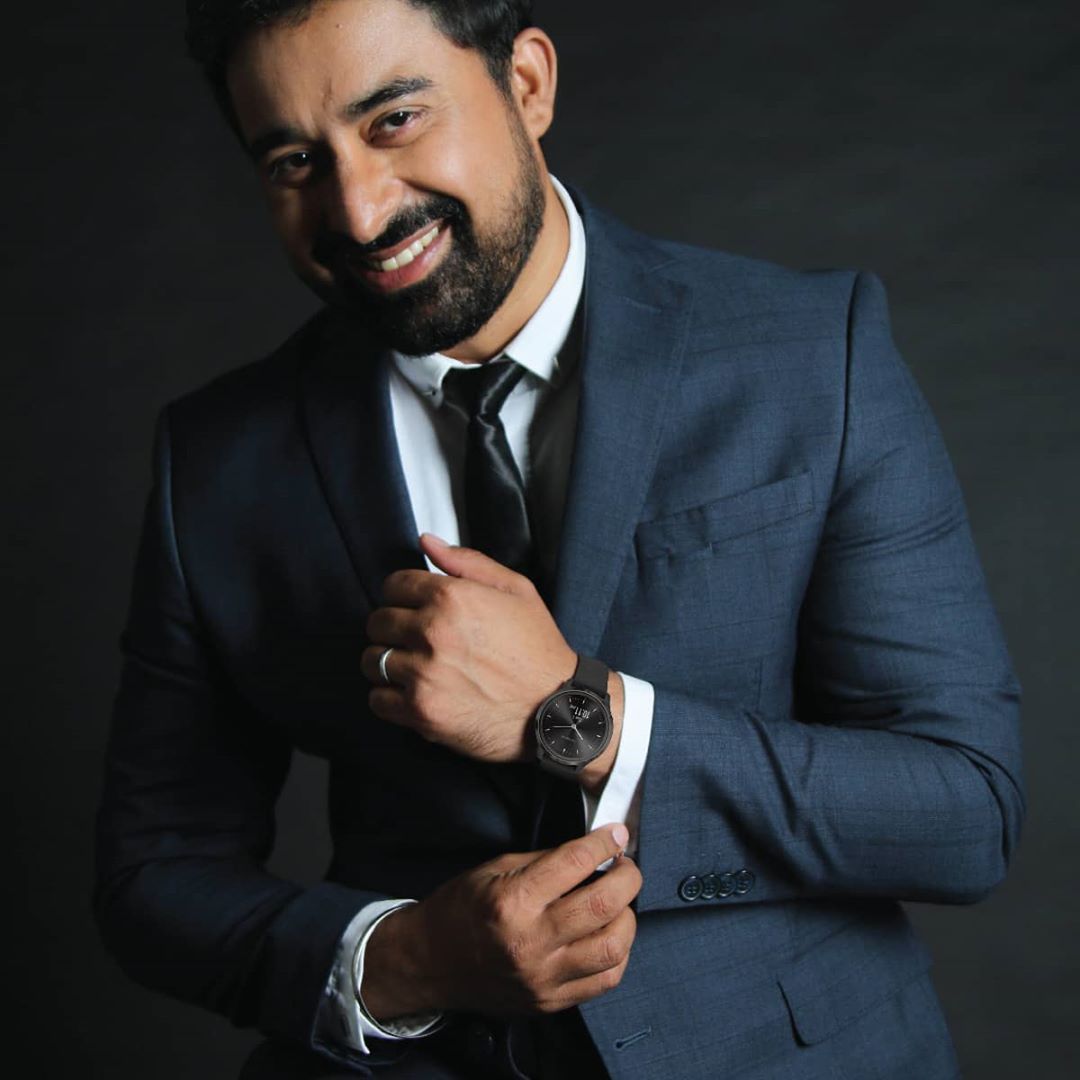 Lifestyle Stores - Go for a bold and fresh look while you head out for your evening jog with Garmin, available at Lifestyle! 
.
Catch @rannvijaysingha, Garmin's brand ambassador, along with @trainwith...