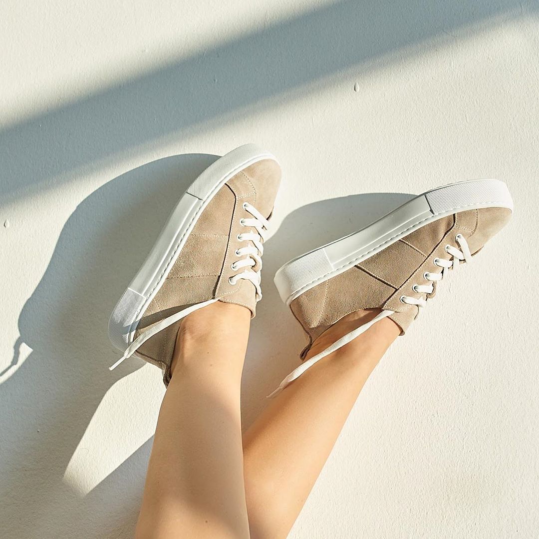 CORSOCOMO Shoes & Accessories - 🤍Эффектные кроссовки из нежной замши бежевого цвета без подкладки - лёгкие и прохладные, идеальны для лета!😉👯‍♀️❤️
@corsocomo
✔️Стоимость:9800₽
✔️CORSOCOMO.COM
✔️пример...