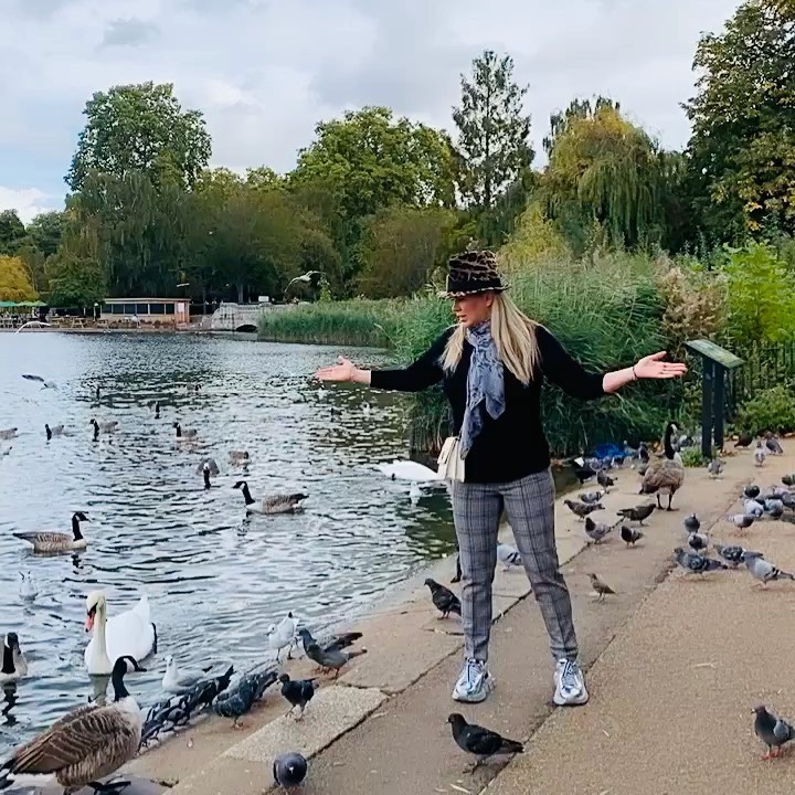  - Нашла смешное видео из Лондона 😂 В ноябре 2019 мы поехали с подругами в Англию, ходили на игру Челси-Ливерпуль , гуляли по Гайд-Парку, кормили уток и покупали красивые вещи в модных магазинах . Для...