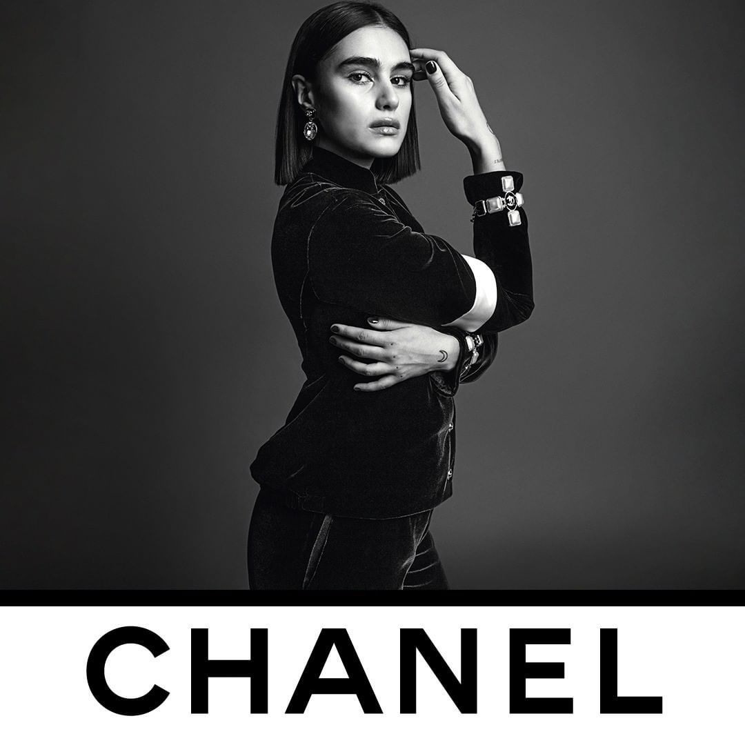 CHANEL - A velvet jacket is trimmed with satin bands evoking the silks worn by jockeys at the race course. The CHANEL Fall-Winter 2020/21 Ready-to-Wear collection is now in boutiques. 

Photographed b...