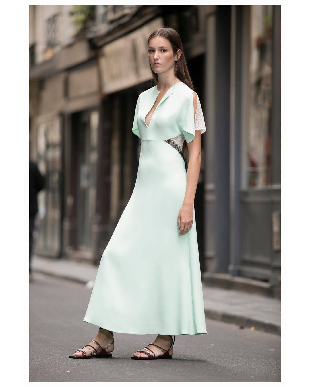 Rochas Paris - RESORT 21

The #Resort21 collection reinterprets the essentials for an exceptional and lasting wardrobe with a subtle twist of lingerie design.

#RochasResort21 #Rochas #Resort21