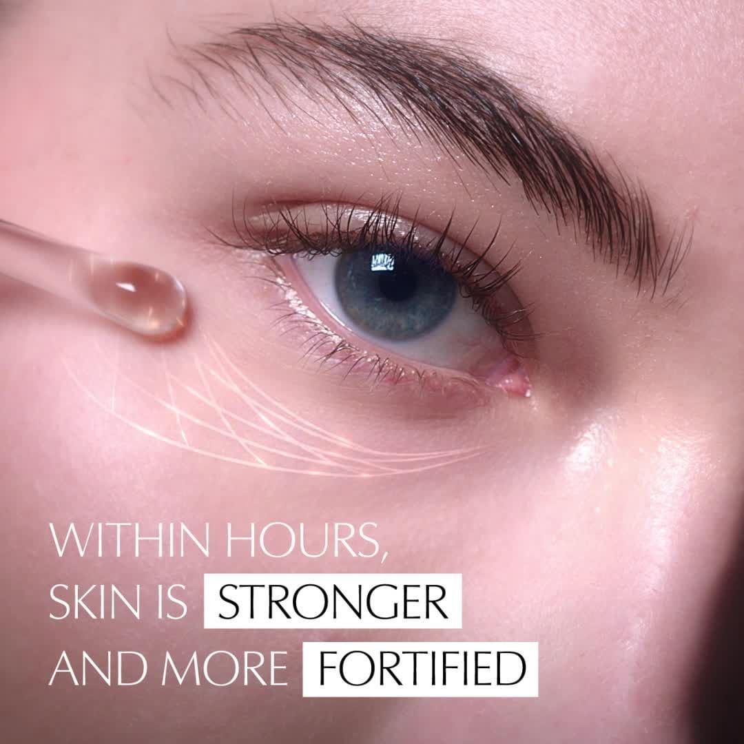 Estée Lauder - A little wink can send a big message. Did you know every wink, blink, and squint can accelerate eye aging? 😨 Don’t worry! #AdvancedNightRepair Eye Concentrate Matrix cushions against d...