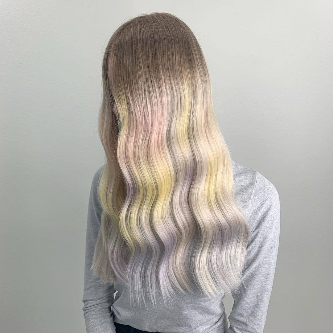 Schwarzkopf Professional - These pastel tones have us feeling CREATIVE 🎨

*Formula* 👉 @red.ifcreated this masterpiece with #ChromaID! 
Roots: 8-46 + 9.5-19 (1:2). Lengths: Yellow + 0-00 (1:15), Purple...