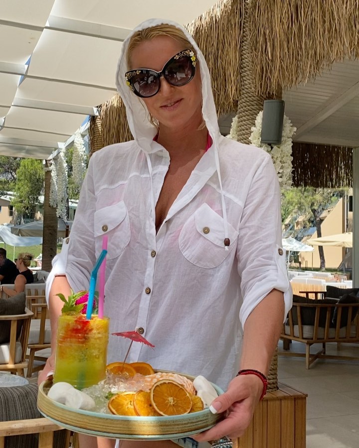 Анастасия Волочкова - Последний день лета начался красочным коктейлем с яркой подачей @specialcoctaill 🌺 #анастасияволочкова #волочкова #балет #россия #я #любовь #радость #цветы #счастье #мы  #солнце...