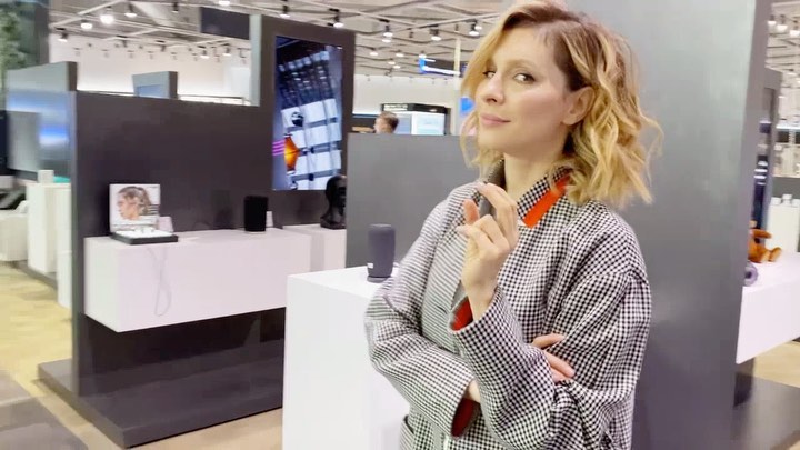 Елена Подкаминская - - Алло, это Технопарк! Тут некая энергичная женщина бегает по нашему красивому магазину и трогает весь ассортимент с возгласами «Вот это да!». Ей все нравится! Приезжайте, пожалуй...