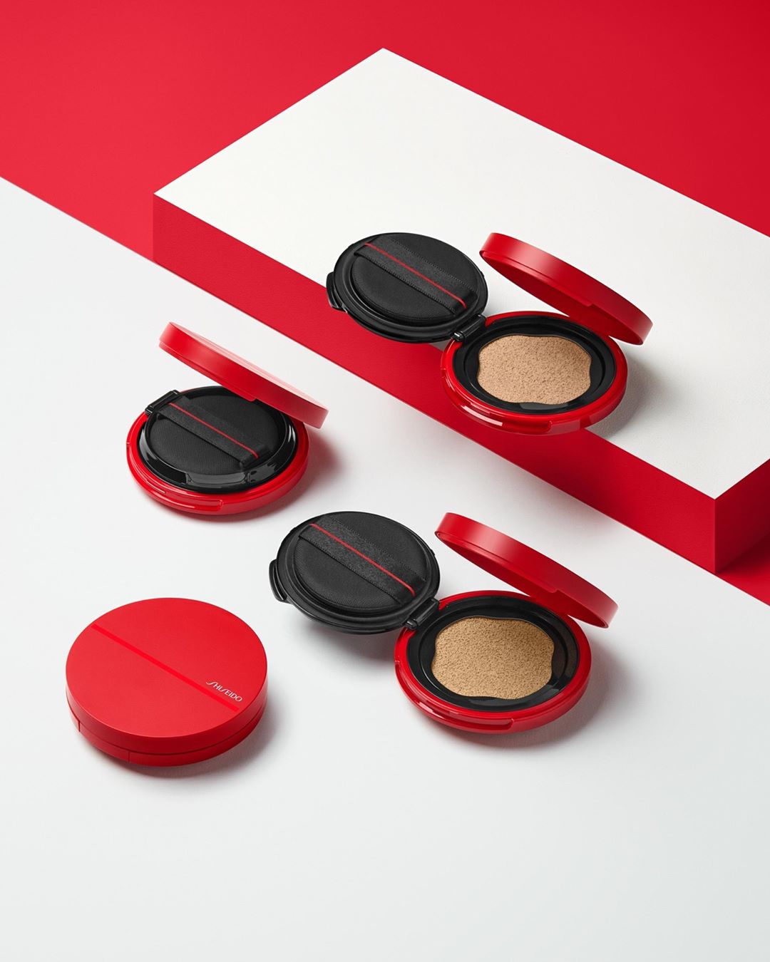 SHISEIDO - Get the glow down on our Synchro Skin Glow Cushion Compact. This high-tech formula is infused with SPF 23, antioxidant wild thyme extract, and skin-smoothing St. John’s Wort to prevent dama...