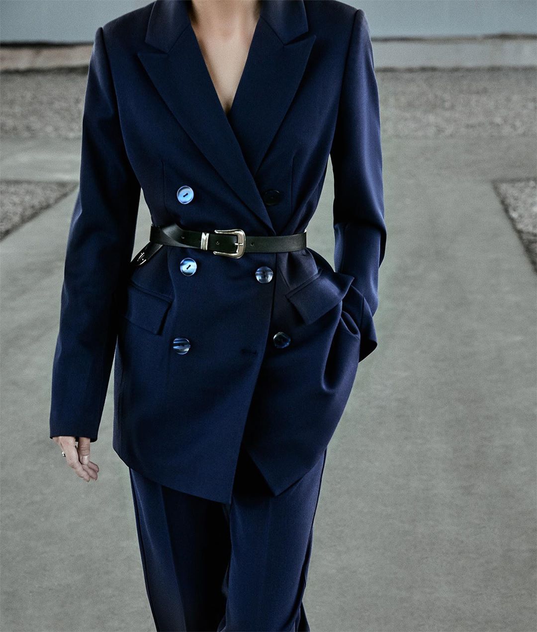 ZARINA женская одежда - Экспериментировать с костюмами можно практически до бесконечности. Днем сочетать с шелковой блузкой и лоферами, а вечером носить на голое тело вместе с лодочками или ботильонам... ZARINA женская одежда - Экспериментировать с костюмами можно практически до бесконечности. Днем сочетать с шелковой блузкой и лоферами, а вечером носить на голое тело вместе с лодочками или ботильонам...