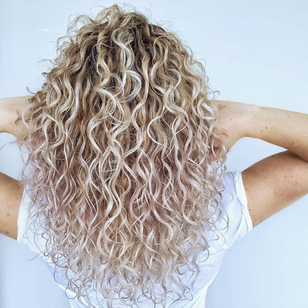 Schwarzkopf Professional - Such a beautiful head of curls! 😍

@hair.with.Melissa styled these free-flowing locks using a fab product combo: #BCBonacure Peptide #RepairRescue and BC Bonacure Hyaluronic...