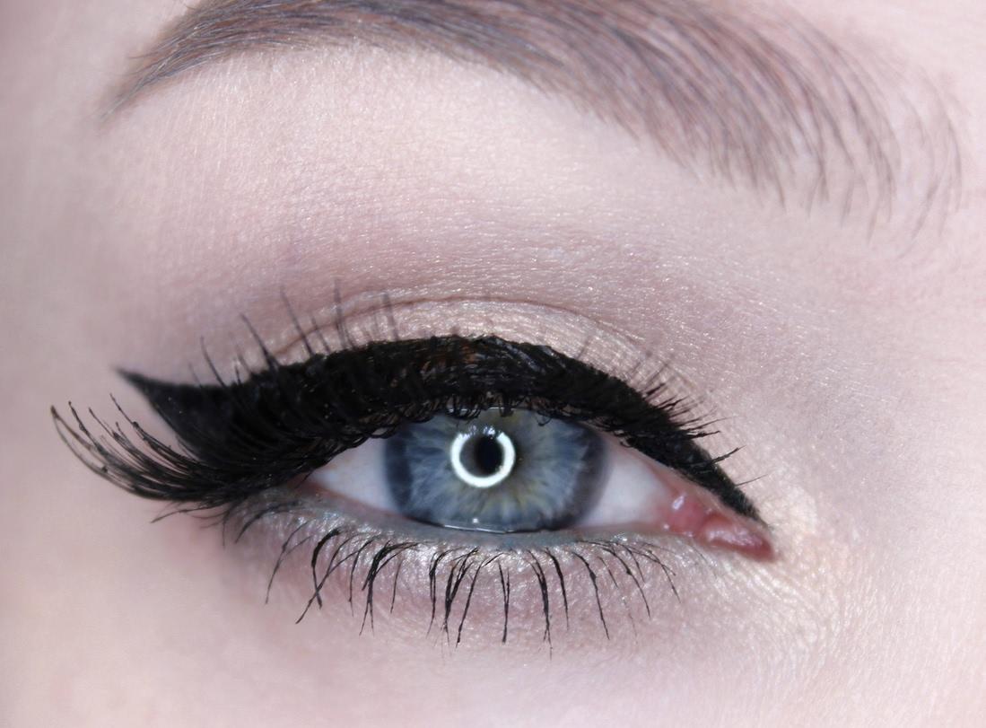 Подводка для глаз catrice. Catrice Eye matic Dip Liner. Подводка Катрис Eye matic. Макияж стрелки Катрис. Катрис макияж глаз.