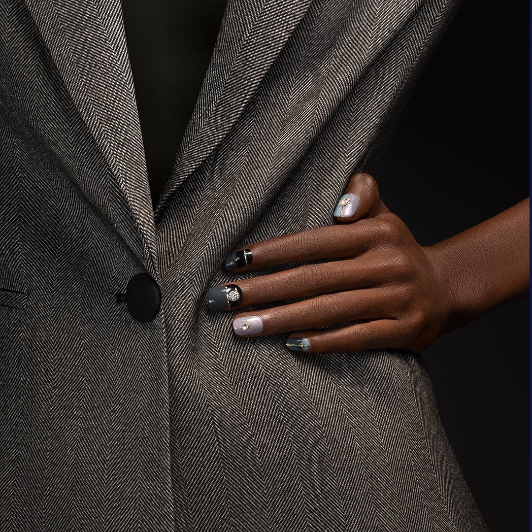 SWAROVSKI - Let your hands do the talking with muted monochromes and a hint of crystal to keep it subtly stylish.

#SwarovskiForProfessionals
#SwarovskiCrystals
#SwarovskiNails
