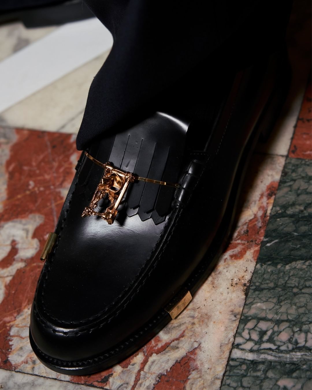 Rochas Paris - ARTY LOAFERS 

Delicate gold jewelry details give a artistic touch to the classic loafers.

#rochas #rochashomme #federicocurradi #pfw #RochasHommeFW20 #FW20