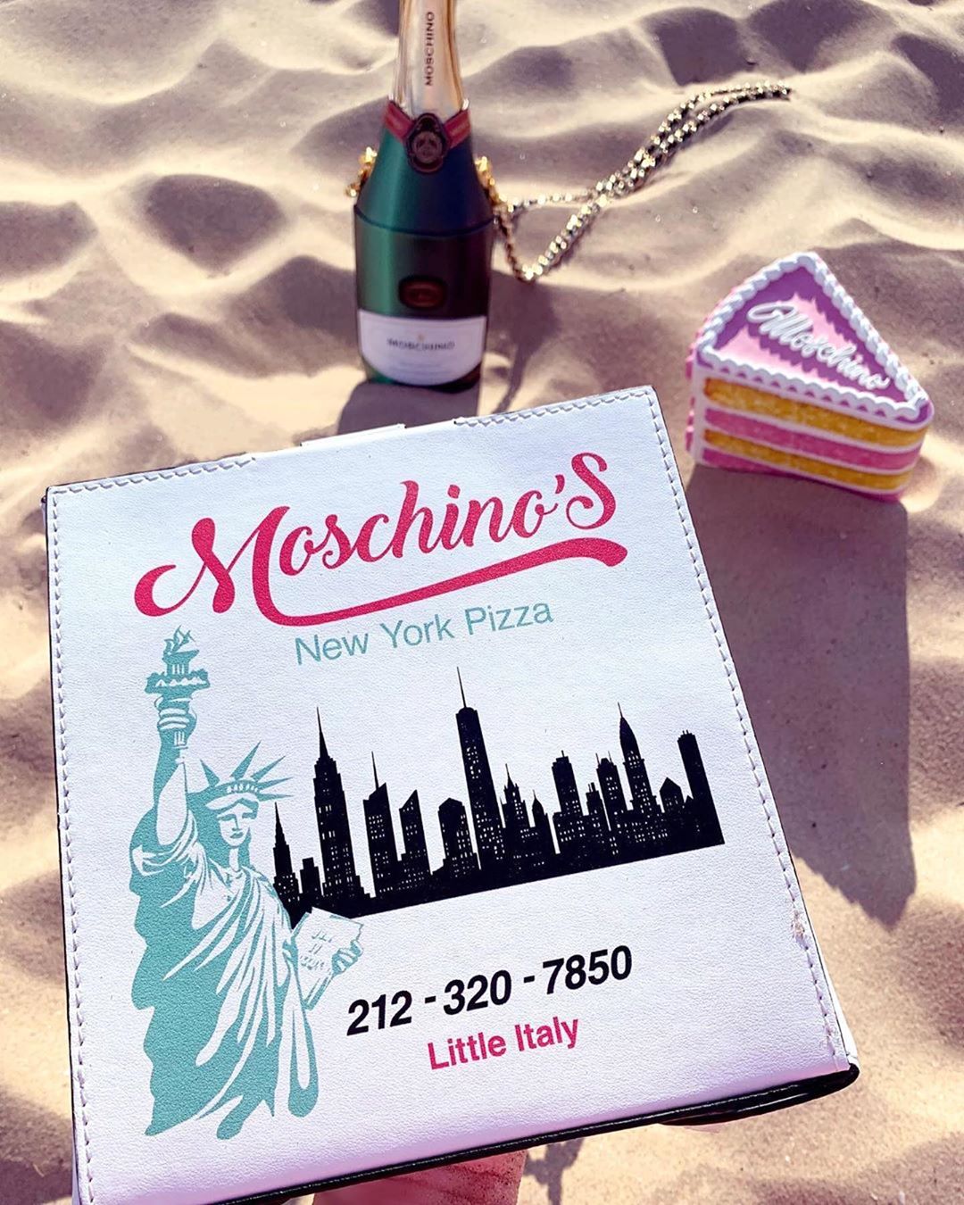 Moschino - #Repost @therealfashionblogger
・・・
M🍾O🍕S🍰C🍾H🍕I🍰N🍾O Beach Picnic #moschino @itsjeremyscott