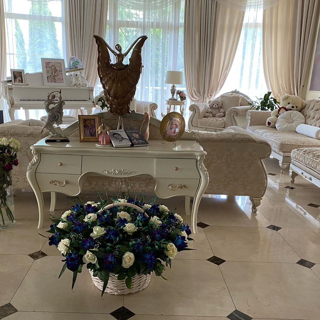 Анастасия Волочкова - Это счастье, быть одариваемой цветами.🌺🙏 По поводу и БЕЗ, что ещё приятнее!🙏😊 На территории ПОСТУПКОВ слова-проигрывают войну.... 🐣 #анастасияволочкова #волочкова #балет #россия...