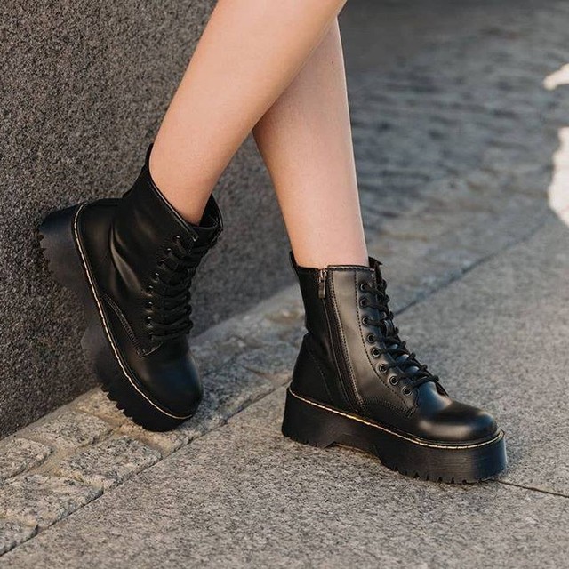 Born2be.ua - Грубі черевики - безсумнівний хіт сезону 🖤
Поєднуй їх з косухами, легкими сукнями, міні і худі - акцентуй на поєднанні ніжного і грубого 😍
Експериментуй - ми допоможемо! 😏 
Код на сайті 1...