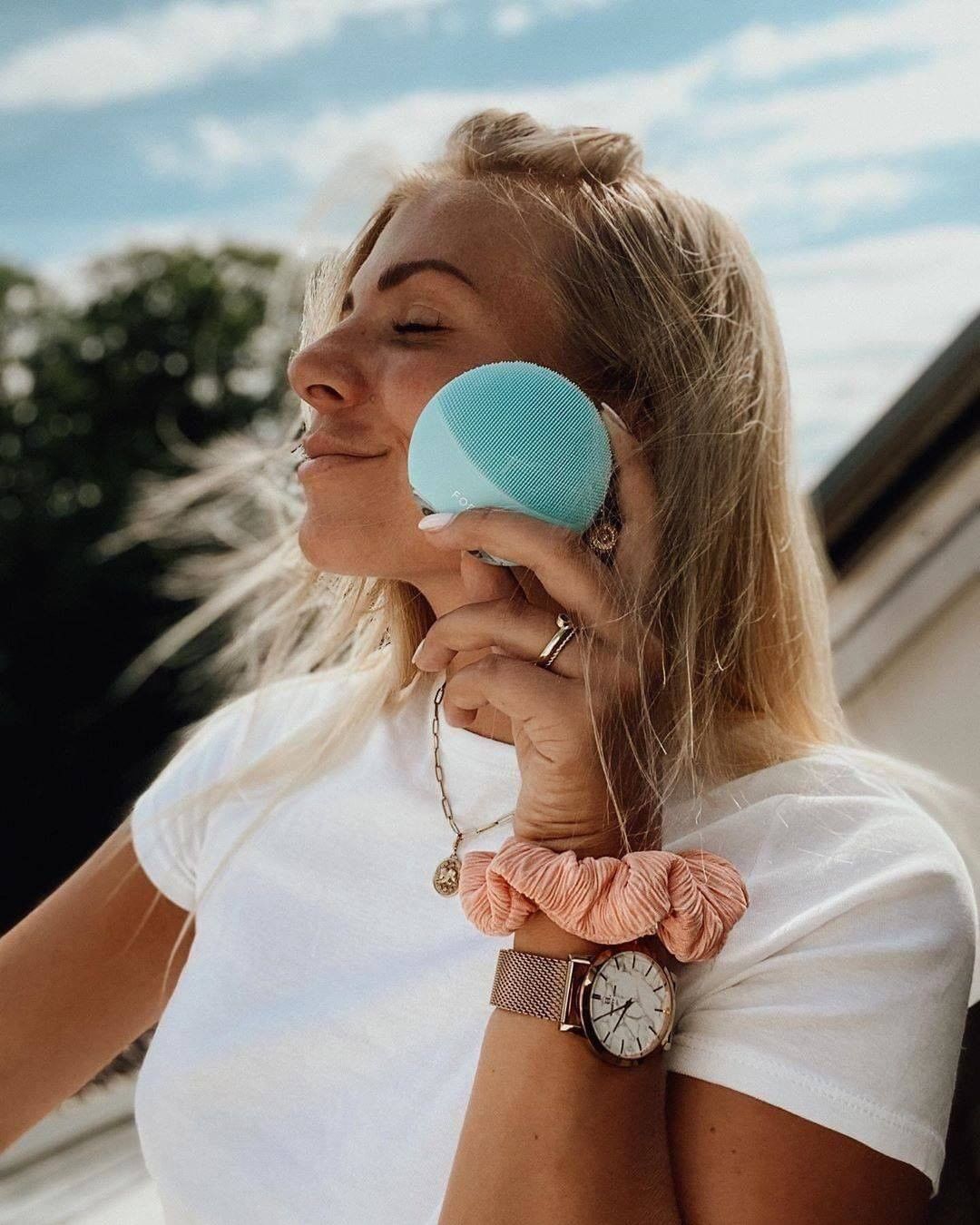 FOREO - Wind in your hair, warmer days and pleasant sun on your skin ☀️ is all we need most of the time. Just be super careful not to be in the sun without protection. Prepare your skin with your fav...