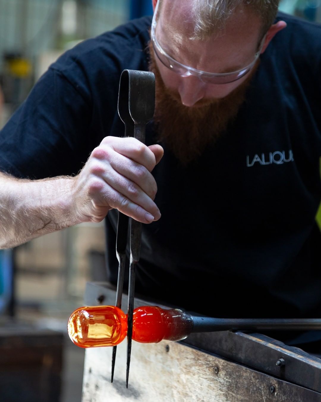 LALIQUE - Scenes from the hot glass workshop, where the first steps of creating the Hirondelles flacon take place.
.
.
.
.
.
#hirondelles #hirondellesflacon #laliquecrafstmanship #laliqueknowhow #meil...