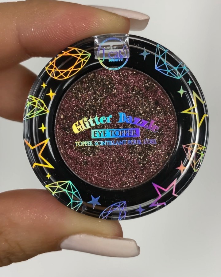 J. Cat Beauty - Glitter Dazzle Eye Toppers + All About That Base Eye Primer= M A G I C🌟
Here’s some more reasons why you need to try these gorgeous toppers:
✨They’re ULTRA sparkly
✨Lightweight & super...