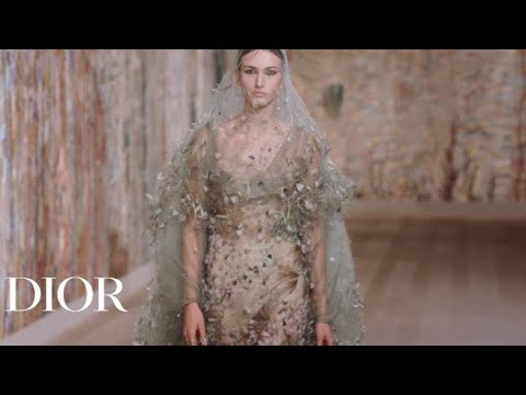 Poetic plumes of Autumn-Winter 2021-2022 Haute Couture