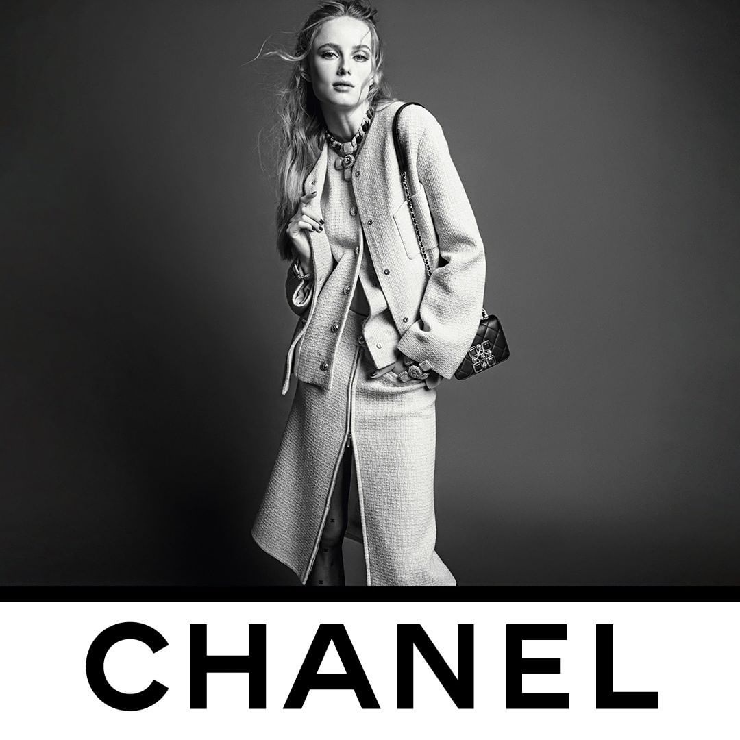 CHANEL - The CHANEL tweed suit is reinterpreted in a three-piece version with a jacket worn over a buttoned gilet and paired with a slit skirt. The Fall-Winter 2020/21 Ready-to-Wear collection is now...
