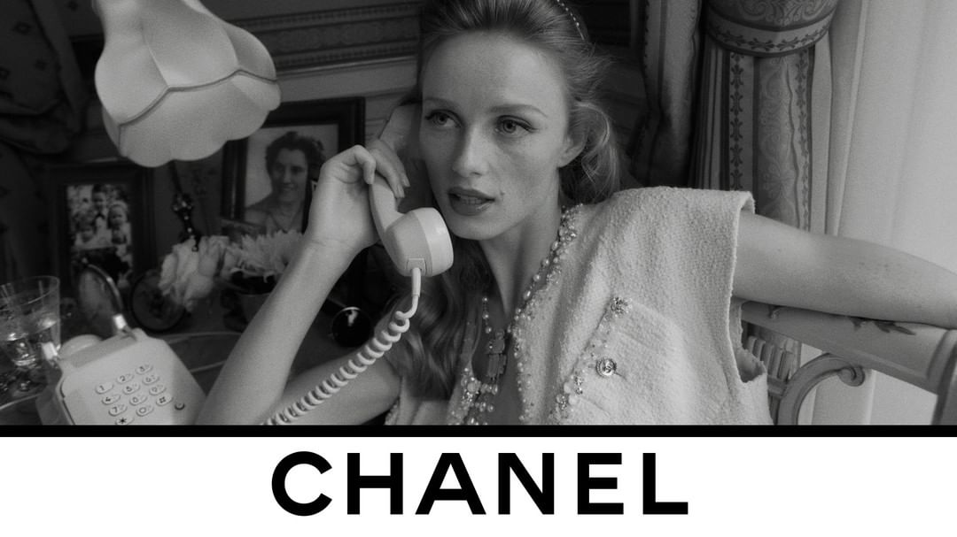 CHANEL - SCENE 2. INTERIOR: MID-CONVERSATION.
A preview of the CHANEL Spring-Summer 2021 Ready-to-Wear collection with Rianne Van Rompaey, Mica Argañaraz and Louise de Chevigny.
See the show live from...