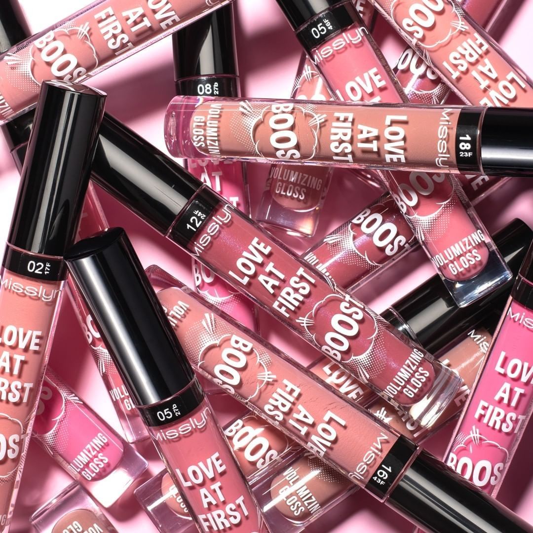 MISSLYN - Searching for the perfect moisturising lip gloss for fuller-looking lips? Our Love At First Boost Volumizing Gloss is what you need! 💋⠀⠀⠀⠀⠀⠀⠀⠀⠀
⠀⠀⠀⠀⠀⠀⠀⠀⠀
#misslyn #misslyncosmetics #lipgloss...